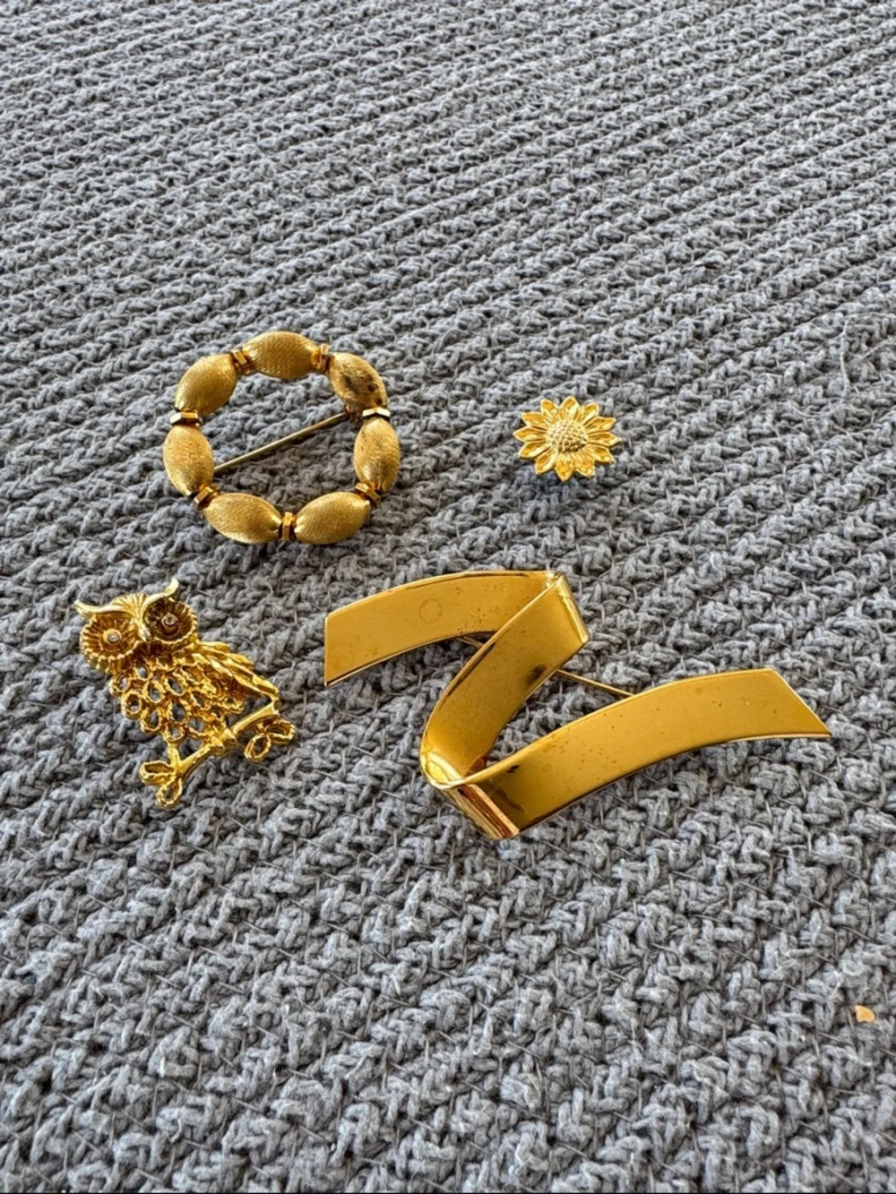 Lot of 4 Vintage 80s 90s Goldtone Brooches Pins Owl Wreath Sunflower Ribbon